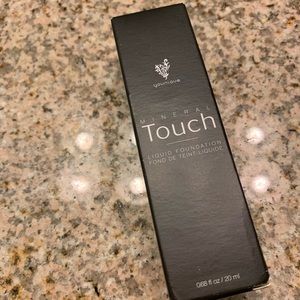 Younique Mineral Touch Liquid Foundation